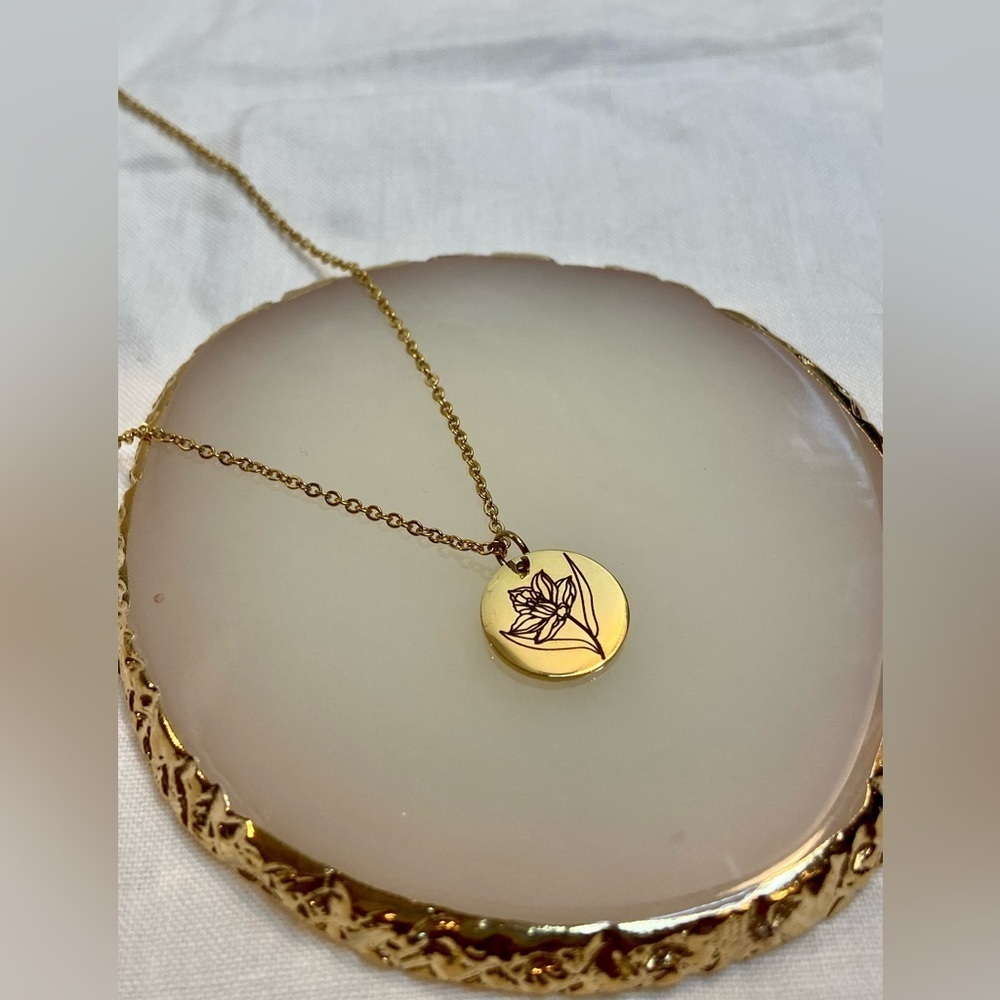 Dainty Gold stainless steel‎ engraved Flower on delicate Chain necklace